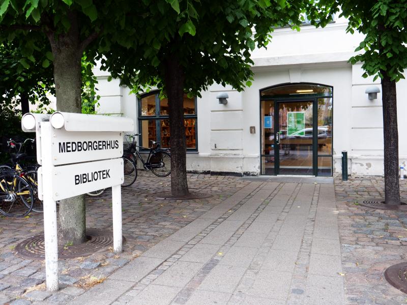 Billede af indgangen til Danasvejs Bibliotek