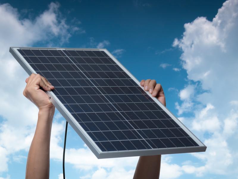 hænder holder solceller