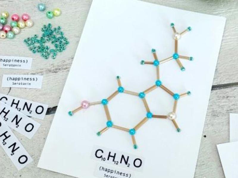 Molekylet serotonin lavet med perler