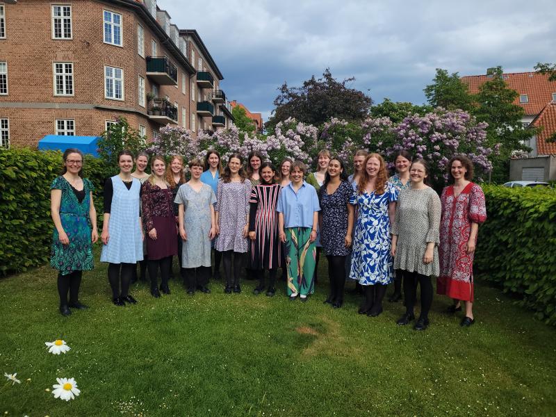 Koret Schola Cantorum på græsplæne