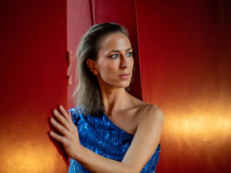 Mathilde Falch i en døråbning