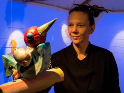 Skuespiller kigger på en fuglefigur