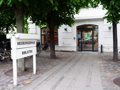 Billede af indgangen til Danasvejs Bibliotek