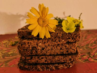 Blomster på rugbrød på en bog