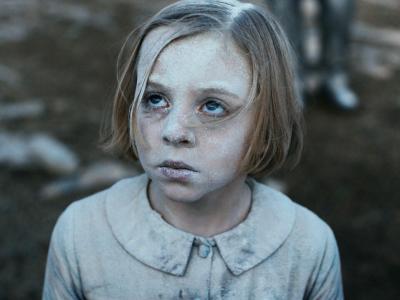 Billede af lille pige dækket af hvidt puds efter bombningen af Den franske skole.