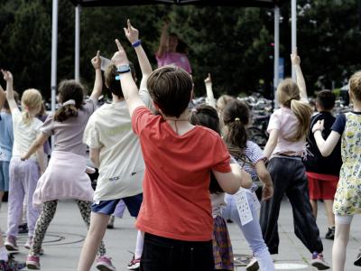 Børn danser på Solbjerg Plads
