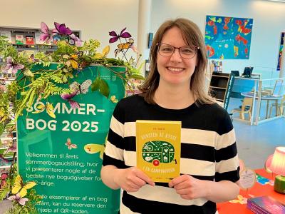 bibliotekar holder anbefalet bog