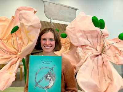 Bibliotekar med bogen 'Ø'