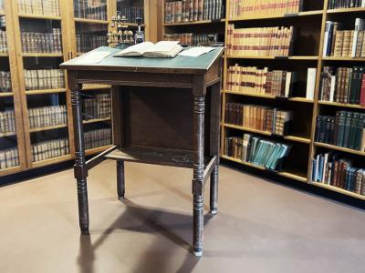 En gammel skrivepult på et bibliotek