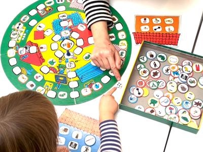 Barn og voksen siller brætspil