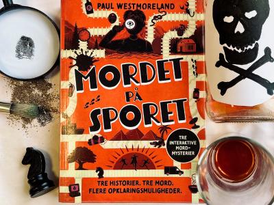 Bog med detektiv-rekvisitter