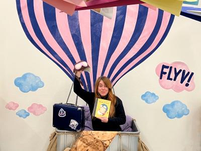 bibliotekar holder anbefalet bog