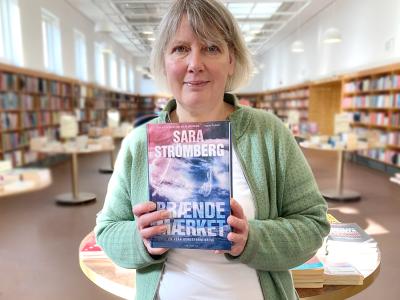 Bibliotekar der holder Sara Strömbergs bog Brændemærket