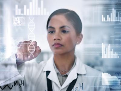 Kvindelig forsker i DNA, der skriver på en gennemsigtig skærm