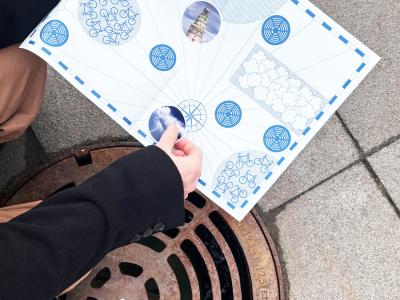 sætte klistermærke på kort ved lydbrønd