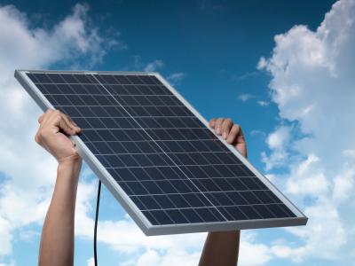 hænder holder solceller
