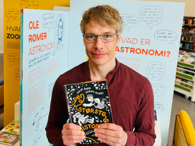 bibliotekar holder anbefalet bog