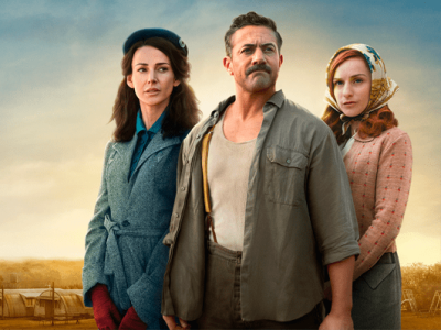 Stillbillede fra serien Ti pund og en drøm med en mand og to kvinder, der stirrer ud i horisonten.