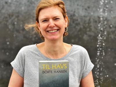 Bibliotekaren viser bogen foran faldende vand