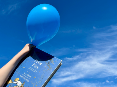 bog og ballon på blå himmel