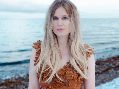 Aamlie Bruun på strand