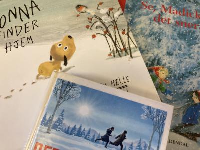 Billeder af bogforsider med vinterlandskaber: Donna Finder Hjem, "Se, Madicken - det sner!", og Under en strålende sol.