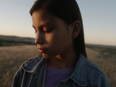 Ung kvinde fra filmen på en mark