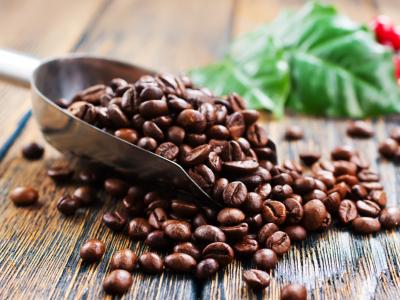 Kaffeskovl med kaffebønder på et bord