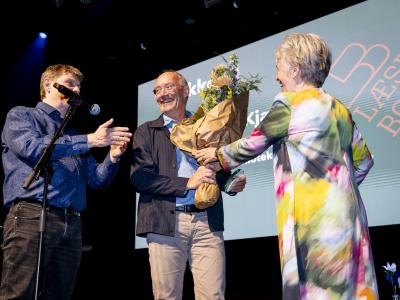 Prisvinderen Niels Krause-Kjær får blomster ved overrækkelsen