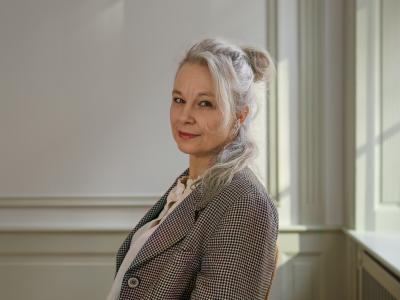 Portrætbillede af Sara Stridsberg stående på en trappe.