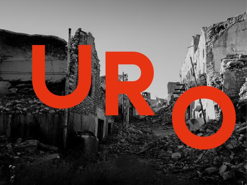 Ordet URO i rødt på baggrund med sort/hvid-billede af bombede bygninger.