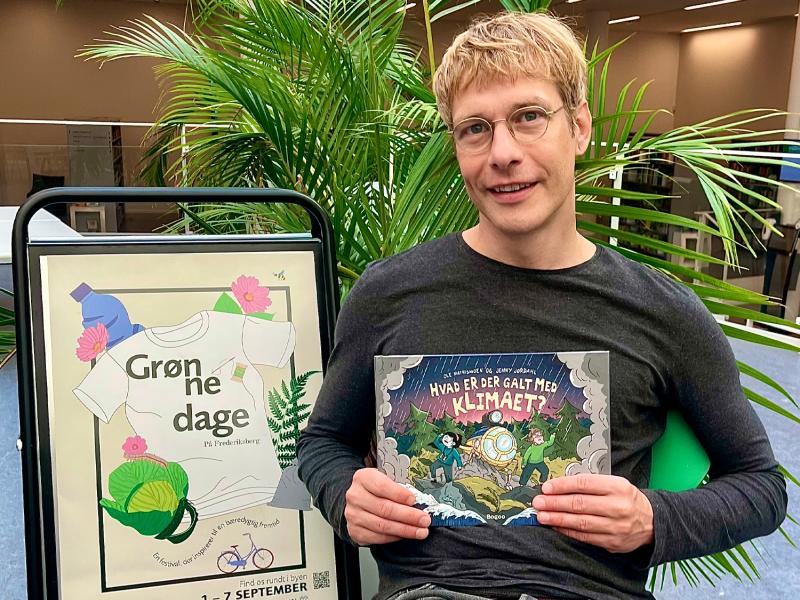 Bibliotekar holder anbefalet bog