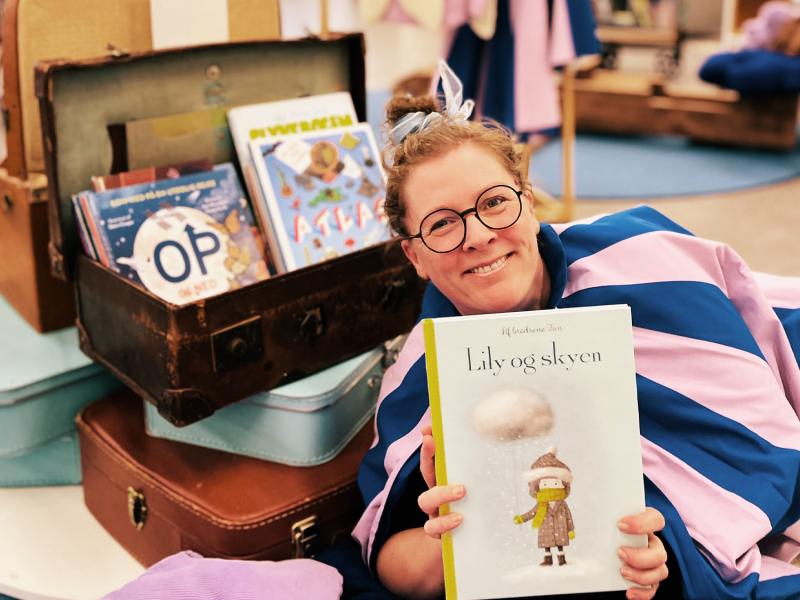 Børnekulturformidler holder anbefalet billedbog