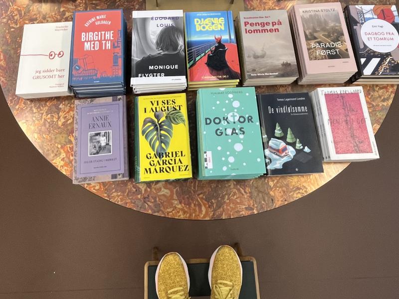Udvalg af bøger på inspiratoriebord.