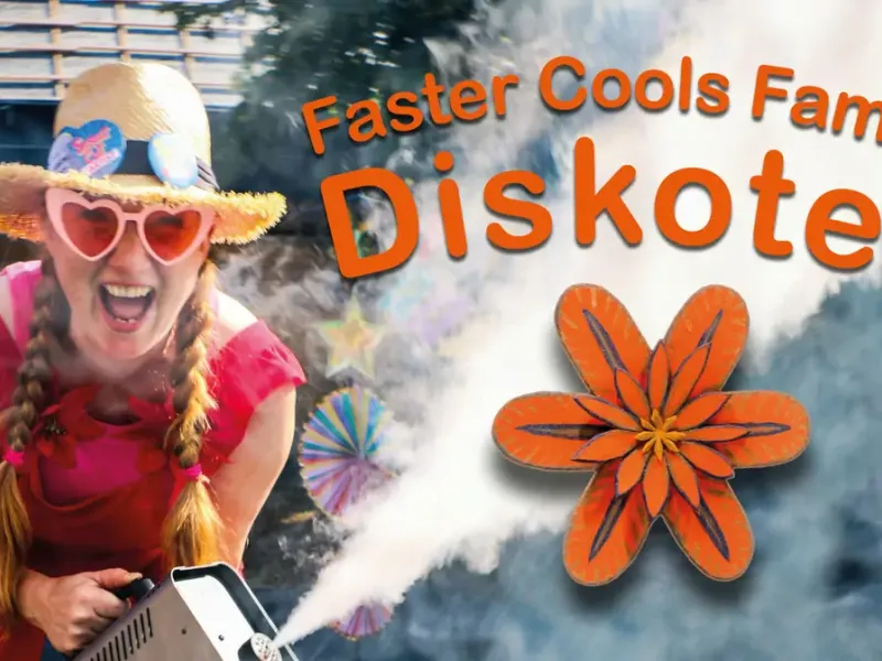 Plakat med dame med skør hat og briller og teksten: Faster Cools familiediskotek