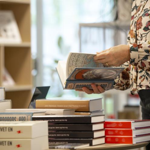 Kvinder kigger i bøger fra et inspiratoriebord