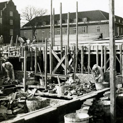 Håndværkerne er i fuld gang, og den nye bygning begynder at tage form.