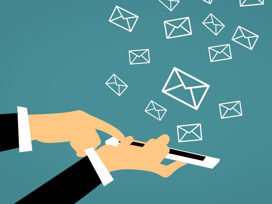 Illustration af hænder med en mobil og flyvende mails. 