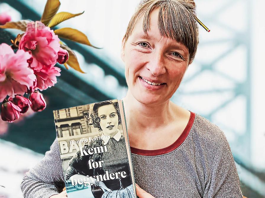 Litteraturformidler Bettina Schnegelsberg-Laursen der holder bogen 'Kemi for begyndere'
