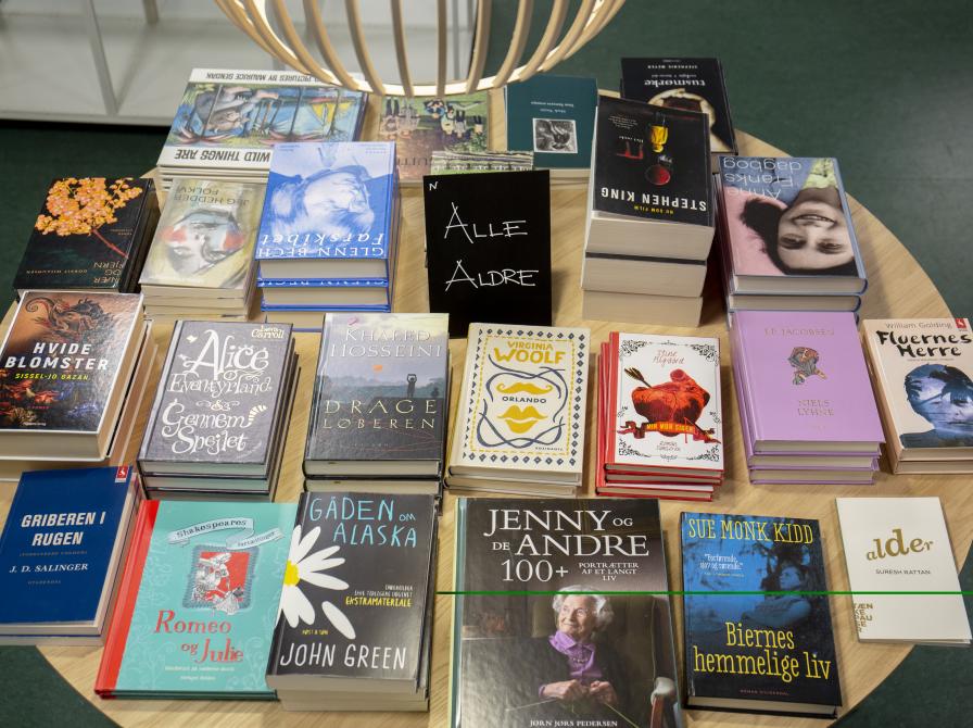 Bøger ligger på et inspiratoriebord