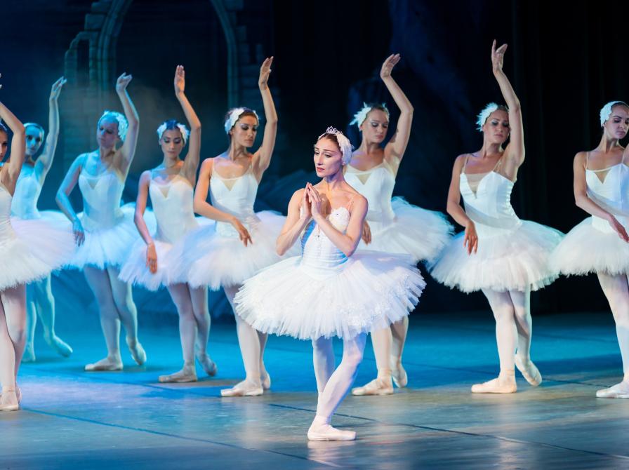 Gruppe af kvindelige balletdansere på scenen.