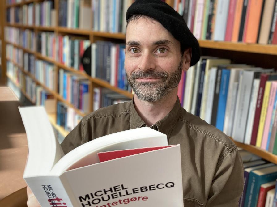 Litteraturformidler Benoit med Michel Houellebecqs seneste storværk 'Tilintetgøre'.