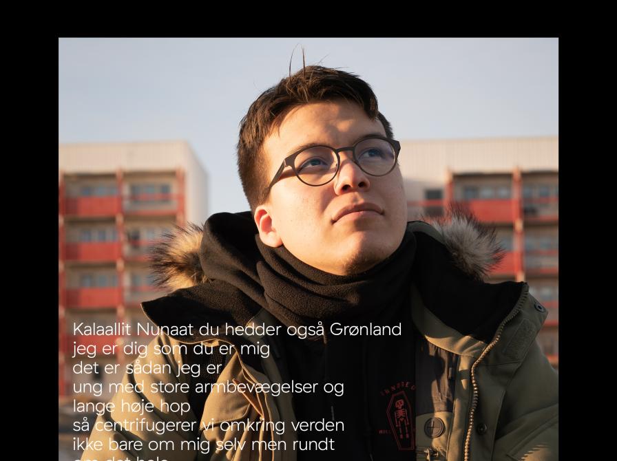 Moses, en ung fra Grønland, med fortolkning af hans historie skrevet hen over hans billede.