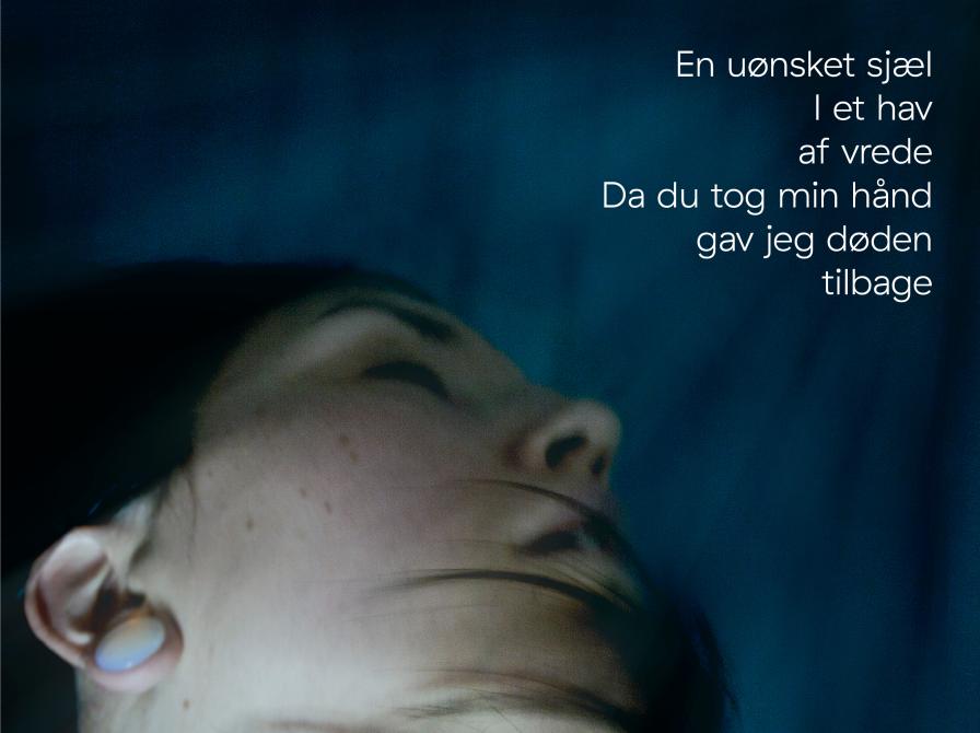 Uddrag af teksten til Havets moder på et billede af en mørkhåret kvinde, der svinger med sit lange hår.