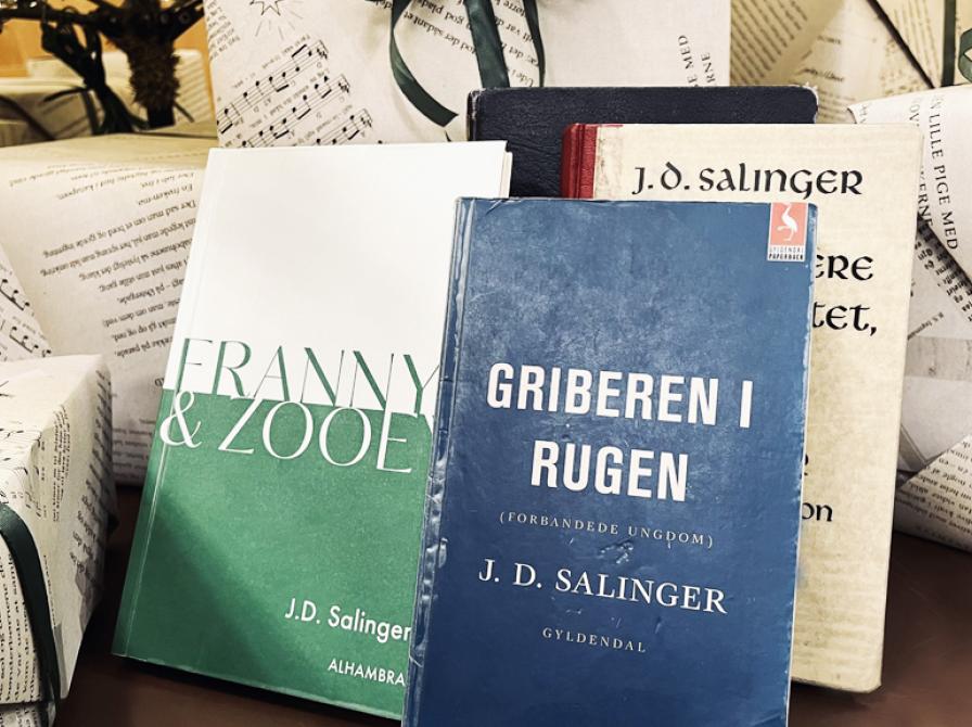 De to J.D. Sallinger-bøger 'Griberen i rugen' og 'Franny & Zooey' stående mellem julegaver.