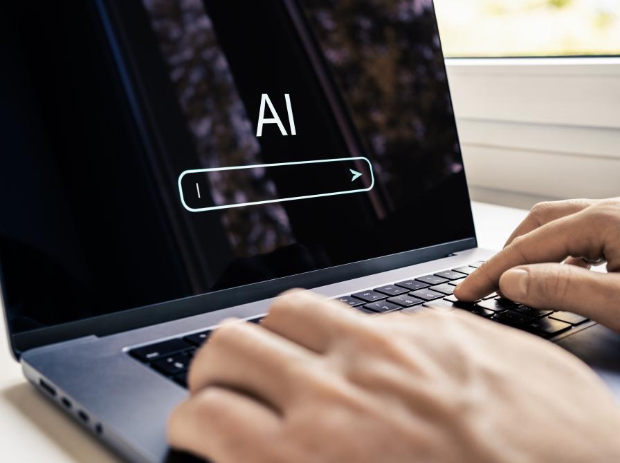 hænder der skriver på et tastatur