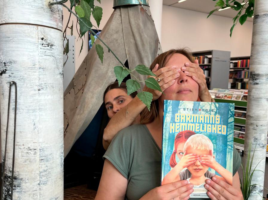 To biblioteksansatte viser anbefalet bog