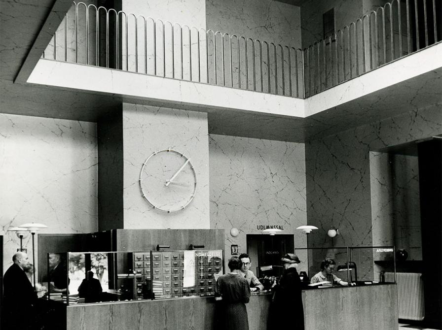 Billede af hovedbibliotekets forhal fra 1970.