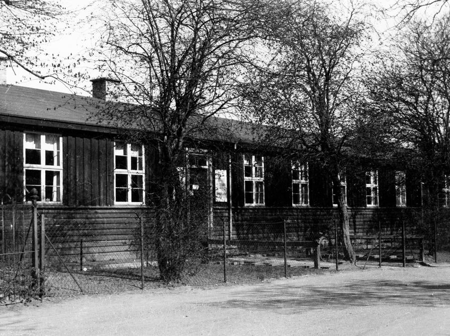 Billede af træbarakken, der i seksten år fungerede som biblioteksbygning.