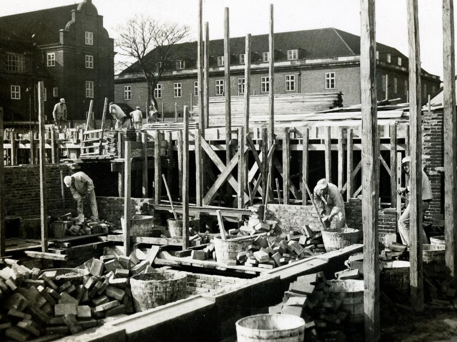 Håndværkerne er i fuld gang, og den nye bygning begynder at tage form.